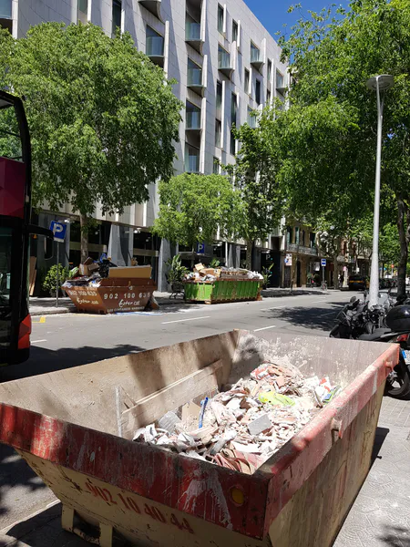 Plusieurs bennes sur la voie publique