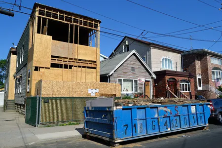 Location de benne pour vider une maison : Tarifs, conseils et devis