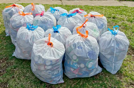 Sacs-poubelles remplis suite ramassage de déchet