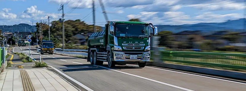 Camion ampliroll avec benne fermée
